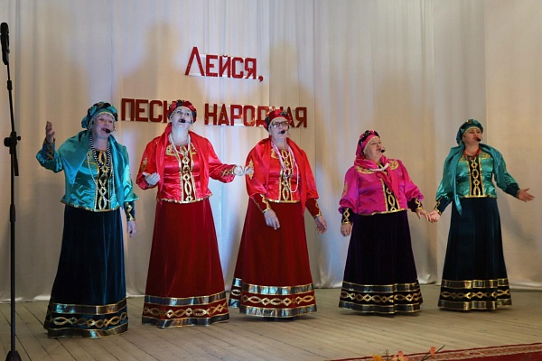 21 ноября в селе Тарумовка Тарумовского района прошел XXVIII Республиканский фестиваль народной песни и музыки «Лейся, песня народная».