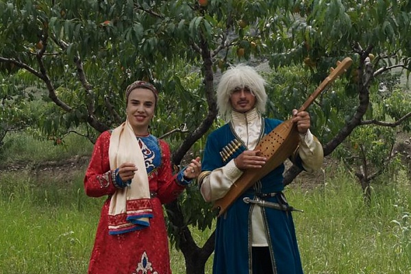 В с. Гергебиль Гергебильского района в абрикосово-персиковом саду «Абухна» прошел обрядовый праздник  сбора урожая  «Абрикосовая долина в Гергебиле».