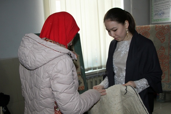 На площадке Дагестанского художественного училища им. М. А. Джемаля состоялся мастер-класс  по изготовлению войлока «Кийиз»