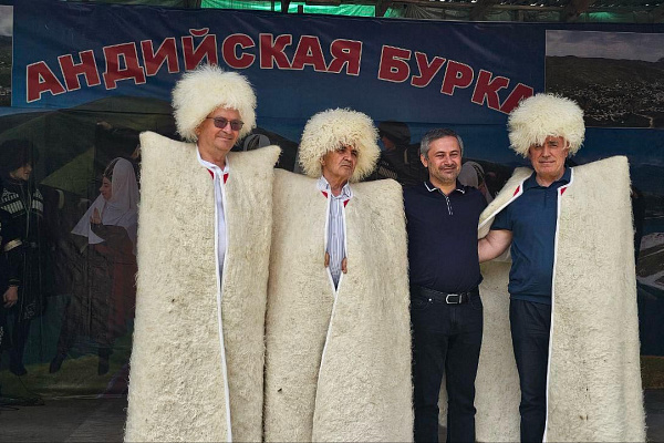 На берегу озера Казенойам прошел республиканский фестиваль традиционной культуры «Андийская бурка».
