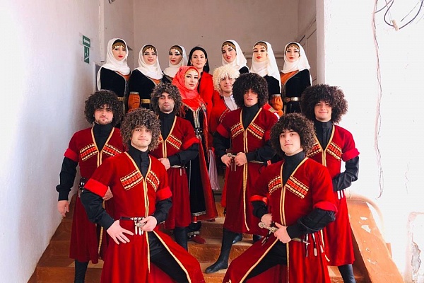 Народный хореографический ансамбль «Темирхан-Шура» Буйнакского района выступил в 136-й гвардейской мотострелковой бригаде, дислоцированной в Буйнакске. 
