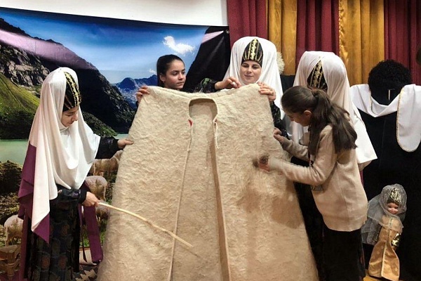 В рамках календаря культурных мероприятий культурно-досуговых учреждений муниципалитетов республики, 16 декабря в МКУ «Управление культуры» Ботлихского района прошёл мастер- класс по изготовлению андийской бурки.
