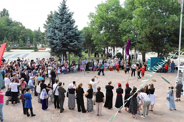 В рамках Международного фестиваля фольклора и традиционной культуры «Горцы» на бульваре им. С. Стальского состоялась инклюзивная площадка  «Мы вместе»