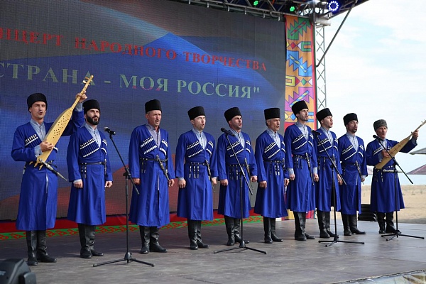 Фестивальные открытки «Журавли над Россией» и гала-концертом народного творчества «Моя страна – моя Россия».