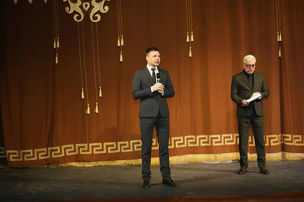 26 марта в Махачкале прошел фестиваль «Наследники Победы». Организаторами выступили Министерство культуры РД, Республиканский дом народного творчества совместно с Дагестанским государственным кумыкским музыкально-драматическим театром. 