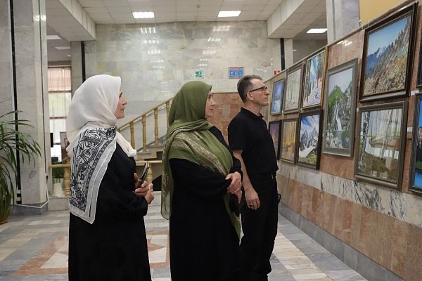 В Махачкале распахнула двери выставка «Краски души» художницы Патимат Омаровой