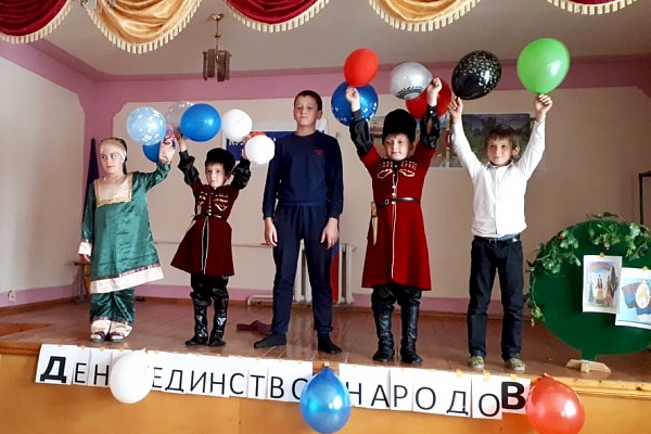 4 ноября в Центрах традиционной культуры народов России селах Нижнее Казанище, Буглен, Кадар прошли конкурсы чтецов «Славься Россия», там же прошли рисунки на асфальте «Мы дружбой народов сильны».