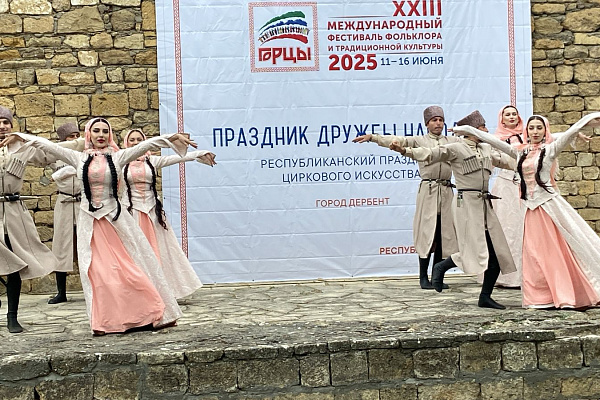 Город Дербент встречает гостей - семейный вокальный дуэт «Каруначки» из Беларуси
