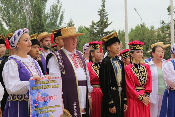 В рамках XX Международного фестиваля фольклора и традиционной культуры «Горцы» в Каспийске прошёл праздник народного творчества прикаспийских стран «Каспий-берега дружбы». 