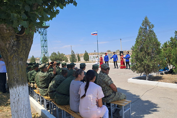 В воинских частях Буйнакска и Каспийска прошли патриотические акции «Слава защитникам».