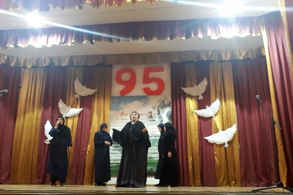 13 сентября в районном Центре культуры в рамках празднования 95-летия народного поэта Дагестана Расула Гамзатова была показана театрализованная композиция по его произведениям «Журавли», «Горянка» и «Мой Дагестан»