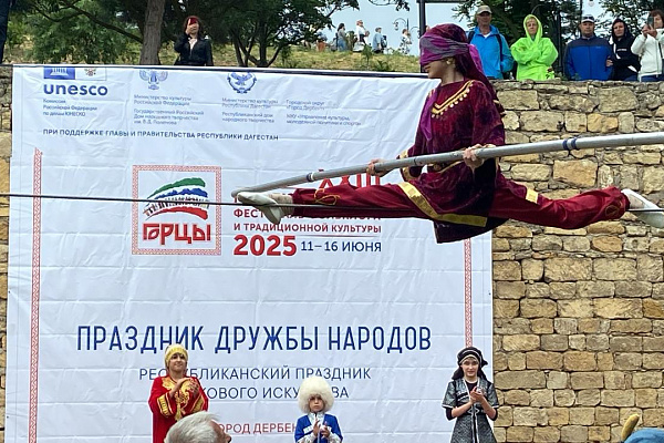 Город Дербент встречает гостей - семейный вокальный дуэт «Каруначки» из Беларуси