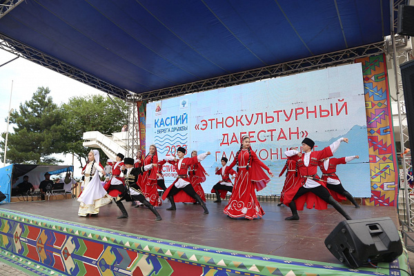 На площадке перед Аварским театром состоялись фестивальные мероприятия: гала-концерт «Этнокультурный Дагестан»