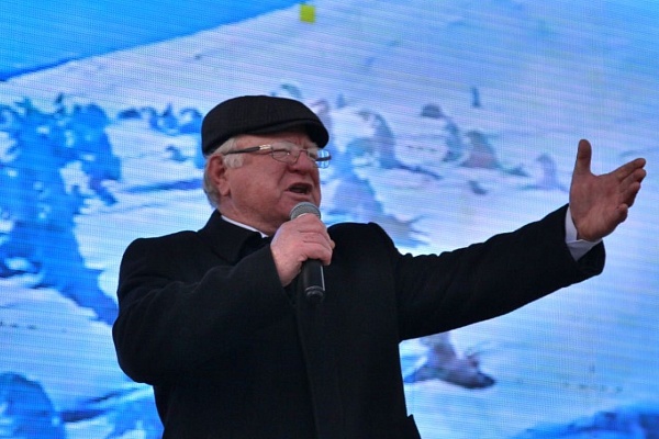 Дорогие друзья, с Новым годом Вас! Пусть этот год принесет удачу и  благополучие. Крепкого вам здоровья, мира и улыбок