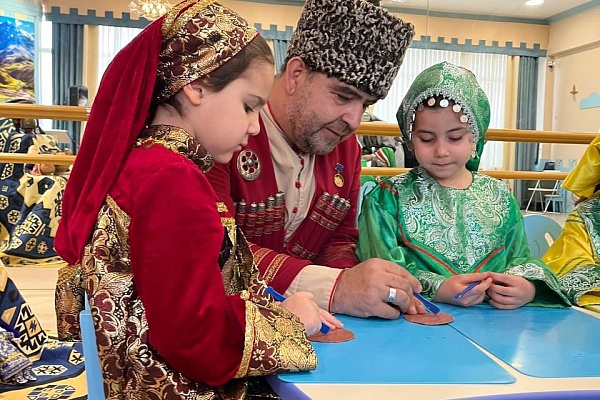 В Махачкале состоялся мастер-класс по унцукульской орнаментальной насечке