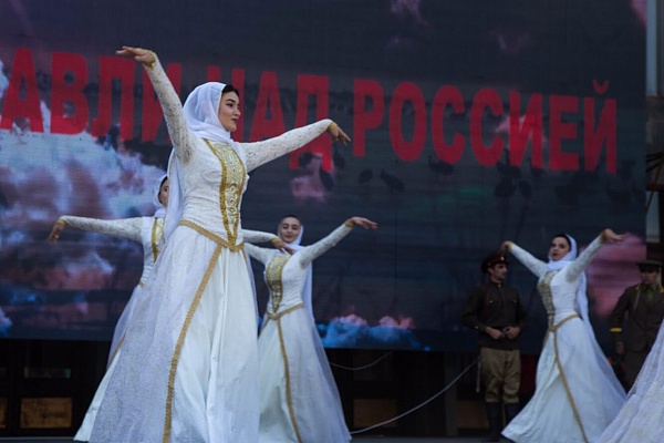 Сегодня на площадке Русского Драматическогго театра имени М.Горького прошел Республиканский фестиваль патриотической песни "Журавли над Россией", посвященный 95-летию Расула Гамзатова. 