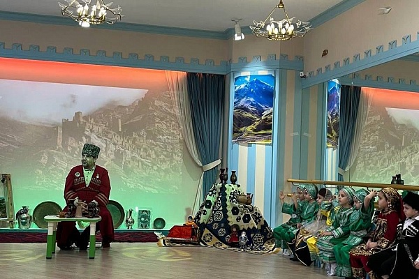 В Махачкале состоялся мастер-класс по унцукульской орнаментальной насечке