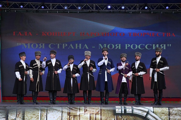Фестивальные открытки «Журавли над Россией» и гала-концертом народного творчества «Моя страна – моя Россия».