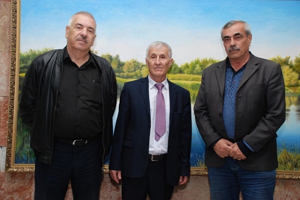 В Махачкале открылась персональная выставка художника-примитивиста Шапи Рабаданова