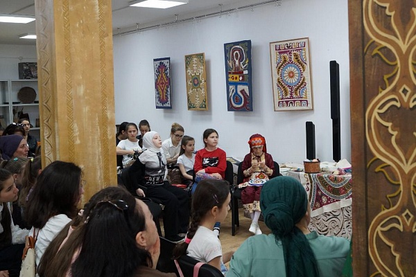 Мастер-класс по кайтагской вышивке в Республиканском Доме народного творчества.