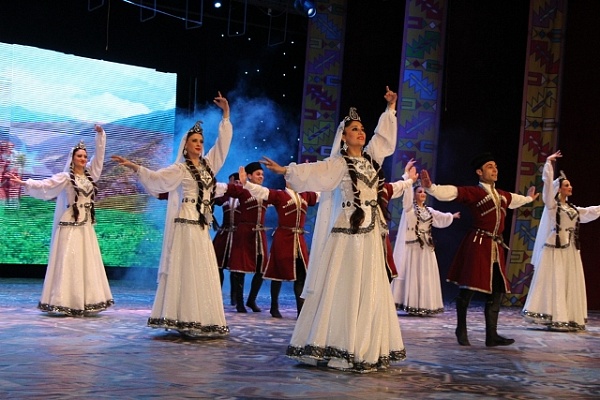 Гала-концертом «Традиция» торжественно открылся IV Международный фестиваль народного творчества  «Каспий – берега дружбы»