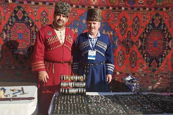 Дипломами лауреатов Всероссийского фестиваля народного творчества «Нас на века объединила Волга»  в номинации «В традициях художественных ремесел» были награждены мастера ювелирного дела Хидриильяс Ахмедов и унцукульской насечки металлом по дереву Магомед