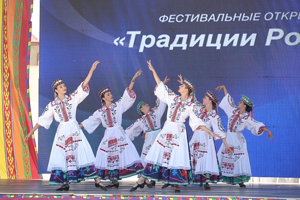 Концерт «Традиции России» прошел на побережье Каспийского моря