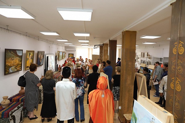 Сегодня в Республиканском Доме народного творчества состоялось открытие Межрегиональной передвижной выставки самодеятельных художников «Мир талантов».