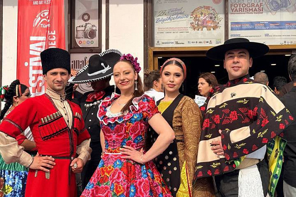 В Стамбуле продолжается 27-й Международный Стамбульский фестиваль культуры и искусства Büyükçekmece — масштабный международный форум, который в этом году объединил представителей 62 стран и около 650 послов культуры и искусства.