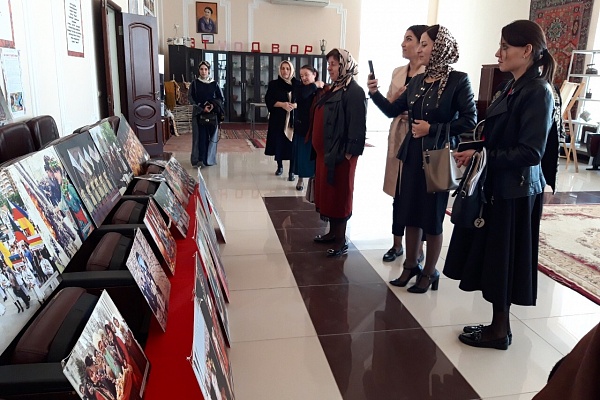 В Центре традиционной культуры   при МКУ «Управление культуры и искусства» МР «Каякентский район» со 2 ноября открыта республиканская передвижная фотовыставка «Мы за мир, за единую Россию», «Кровавый след терроризма».