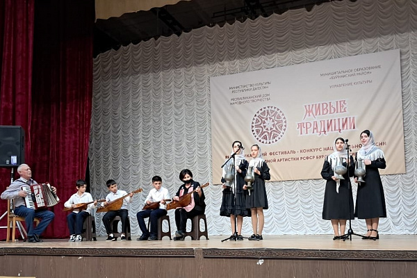 Республиканский фестиваль-конкурс национальной песни «Живые традиции» продолжается