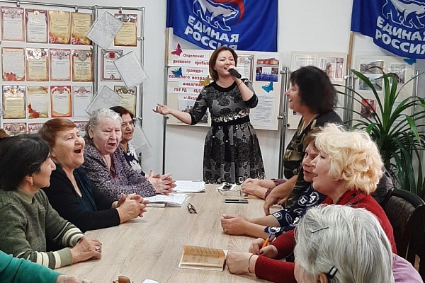 19 ноября солисты Центра традиционной культуры  г.Кизляра в преддверии праздника, посвященного Дню матери, посетили Отделение дневного пребывания граждан пожилого возраста и инвалидов в Доме милосердия.