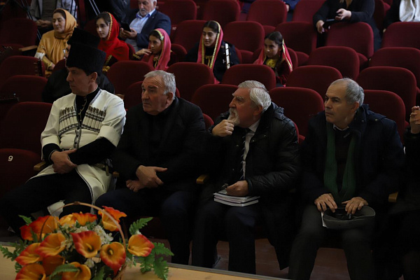 Продолжили проект Праздник «Ашуги мира» в с. Магарамкент Магарамкентского района мастер- классы ашугов