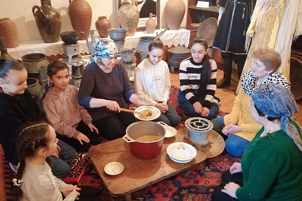 В Центре традиционной культуры с. Ахты прошёл мастер-класс приготовления лезгинской национальной халвы «Исида»