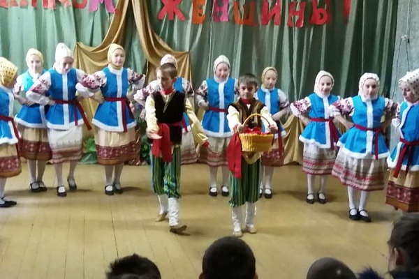 Танцевальные ансамбли  «Изюминка» Дворца детского творчества  и «Родничок» Детской Школы искусств №1 г.Кизляра выступили в Сельском Доме  культуры пос.Южное Кизлярского района. 