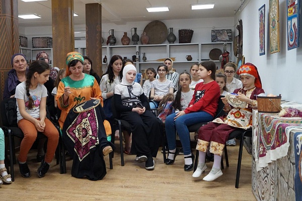 Мастер-класс по кайтагской вышивке в Республиканском Доме народного творчества.