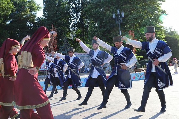 19 июня, свою работу продолжил «Праздник выходного дня»