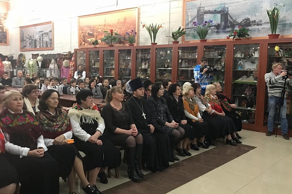 Работники Центра культуры г.Кизляра в Молодежном культурном центре провели праздничный Рождественский концерт для учащихся школ города.
