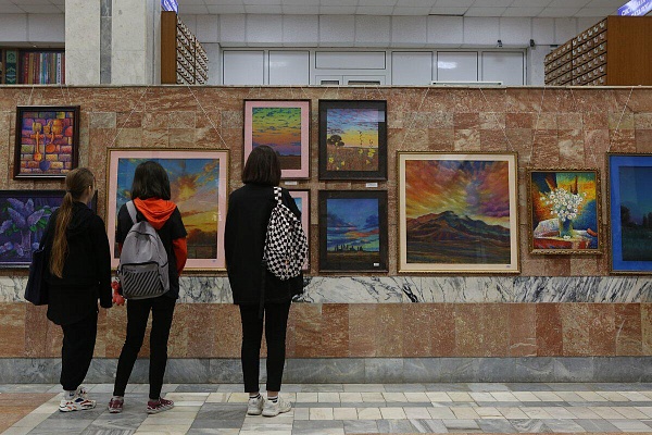 В рамках проекта «Самородки» состоялось открытие выставки самодеятельного художника Шамиля Закарияева «Все оттенки пастели».