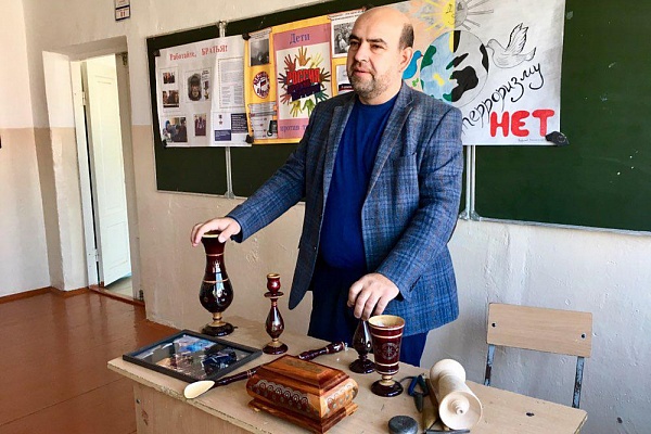 10 ноября состоялся мастер-класс по насечке металлом по дереву в школе N40.
