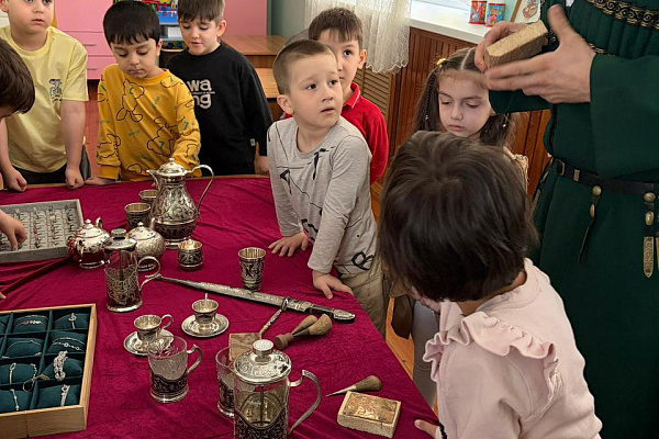 Республиканский дом народного творчества продолжает важную миссию — знакомить подрастающее поколение с культурным кодом Дагестана. Очередной выездной мастер-класс состоялся в Республиканском  центре социальной помощи семье и детям.