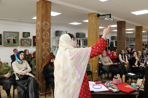 Мастер-класс «Золотая нить» от златошвеек из с. Кубачи прошел в Махачкале