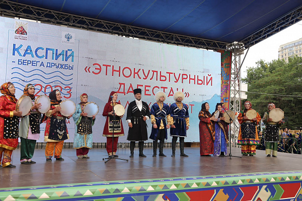 На площадке перед Аварским театром состоялись фестивальные мероприятия: гала-концерт «Этнокультурный Дагестан»