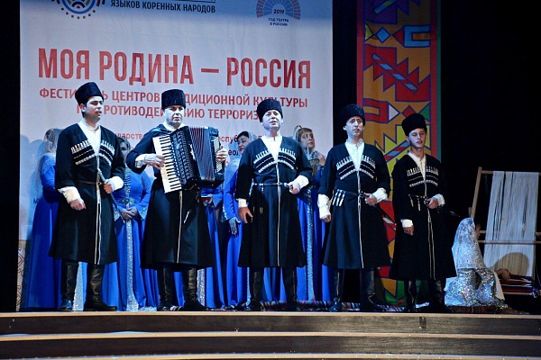 Сегодня сцена Дворца культуры «Дагестан» г.Махачкалы объединила участников сразу двух фестивалей.