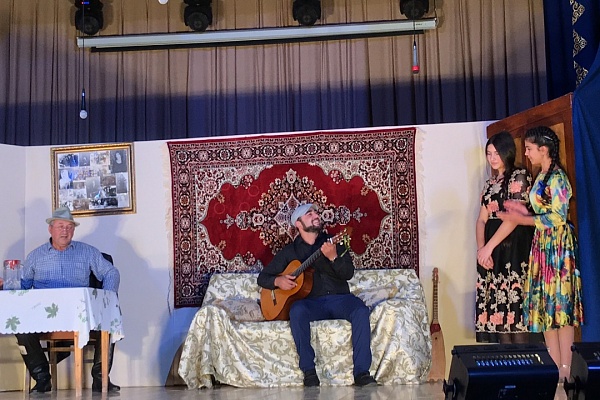 29 сентября в рамках Года театра в зрительном зале Центра культуры с.Эндирей Хасавюртовского района театральный коллектив Народного театра с.Эндирей представил  зрителям комедийную постановку Амира Курбанова «Къайтмасны тою» (Свадьба Кайтмаса).
