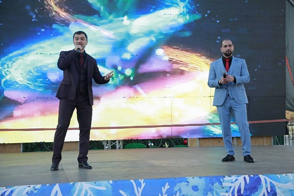 Яркими выступлениями на фестивале «Новогодние открытки» порадовали жителей и гостей Махачкалы творческие коллективы и исполнители г.Хасавюрта и Хасавюртовского района