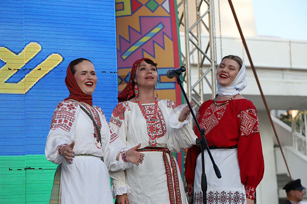 Шествия творческих коллективов – участников XXI Международного фестиваля фольклора и традиционной культуры «Горцы»
