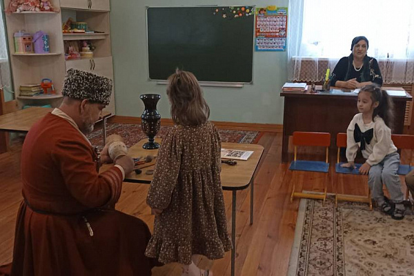 Мастер-класс для самых юных ценителей народного творчества от Республиканского дома народного творчества