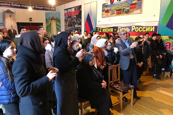 15 февраля в рамках проекта «Творческий десант» вокальная группа «Ламан аз» выступила перед жителями с.Османюрт Хасавюртовского района. 