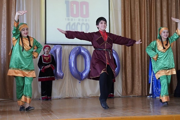 В городе Буйнакске прошёл фестиваль фольклора и традиционной культуры «Песни и танцы моего народа»